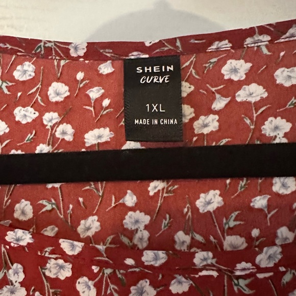 Shein Curve 1XL Red Floral Top - Picture 4 of 4